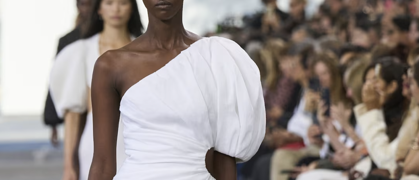 Off-the-shoulder: Η πιο κολακευτική, trending σιλουέτα της σεζόν