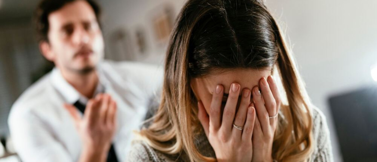 Gaslighting: Τα σημάδια που δείχνουν πως είστε θύμα του 