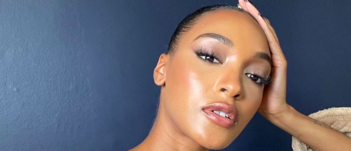 Η Jourdan Dunn μοιράζεται τα holy grail προϊόντα που βρίσκονται πάντα στο beauty bag της