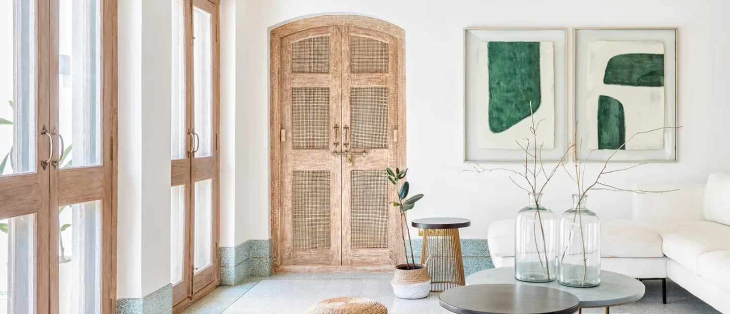 Raffia Season: Τα ψάθινα items που θα αναβαθμίσουν την καλοκαιρινή διακόσμηση του σπιτιού σας