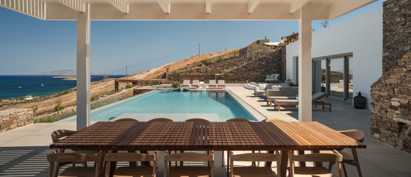 Αυτή η υπόσκαφη κατοικία στην Αντίπαρο μας βάζει κι επίσημα σε καλοκαιρινό mood