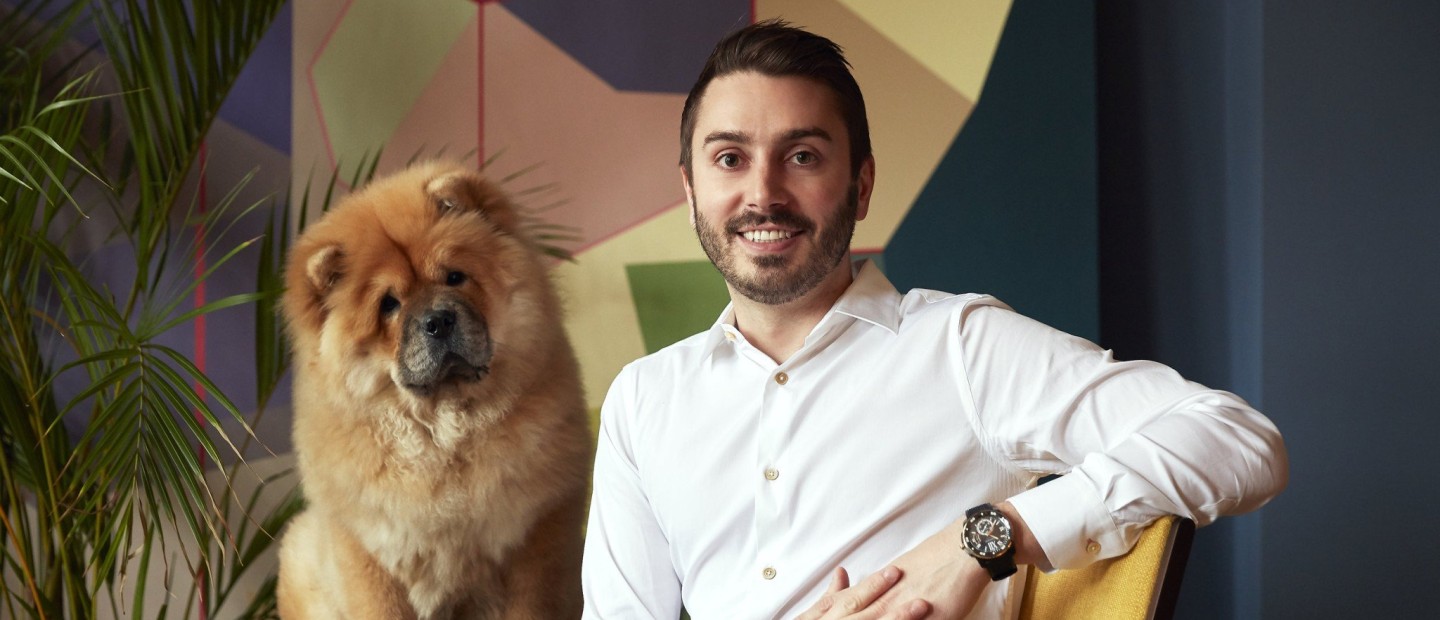 Μέσα στο κομψό σπίτι του interior designer, Brian Woulfe, στο Λονδίνο 