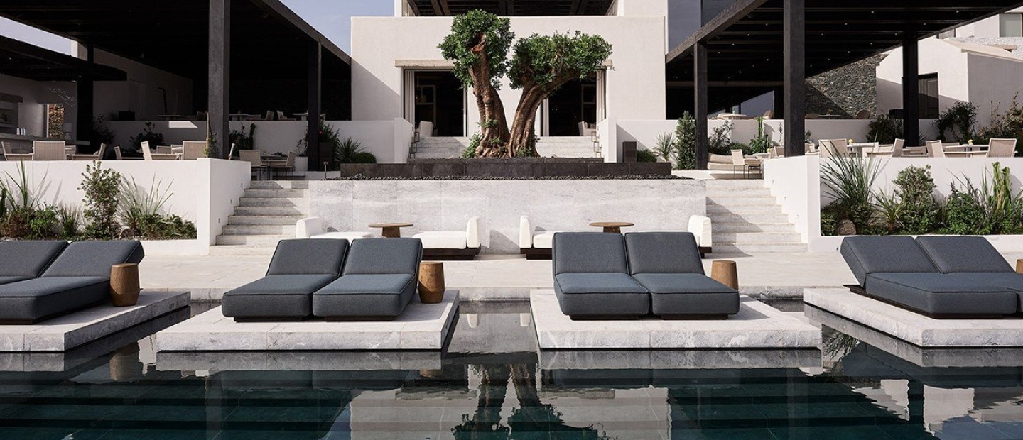 Με υψηλή αισθητική και αρχιτεκτονική ευαισθησία, τo ολοκαίνουριο Odera Tinos είναι κάτι που αξίζει να δει κανείς από κοντά 