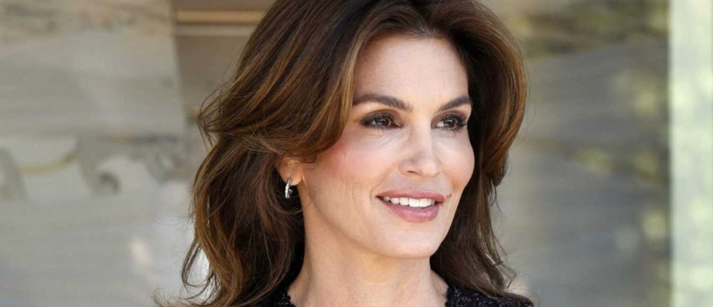 Η Cindy Crawford αναβιώνει το κλασικό '90s makeup look της supermodel