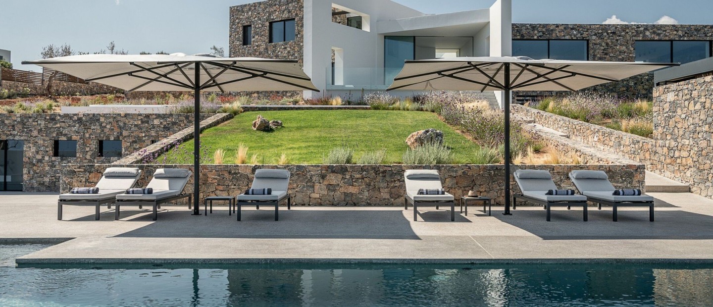 Μια πέτρινη κατοικία στα Χανιά καταργεί τα όρια μεταξύ εσωτερικών κι εξωτερικών χώρων