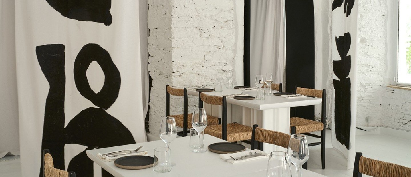 Σε άσπρο-μαύρο, ένα interior project στη Σύρο γίνεται ύμνος στο κυκλαδίτικο φως