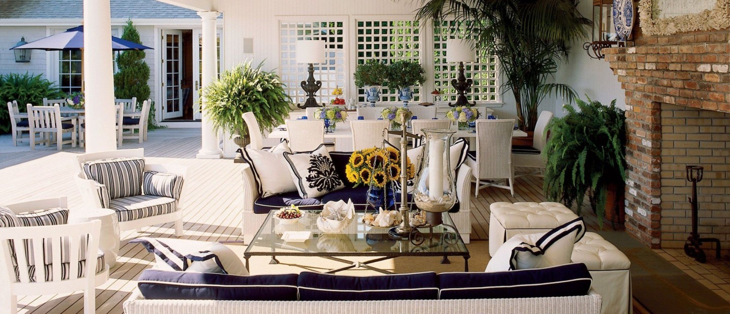 Μια ματιά στο πολυτελές poolhouse ενός fashion designer στο Long Island, όπου τα καλοκαιρινά πάρτι αποκτούν άλλο νόημα