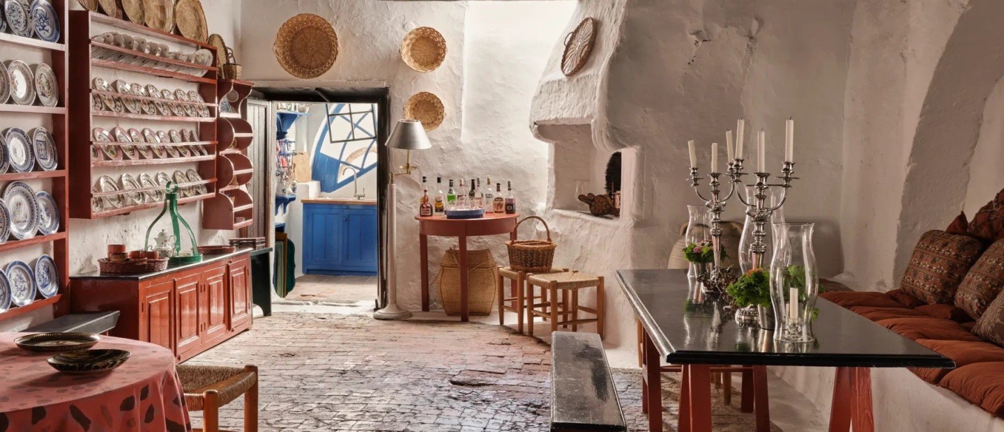 Το ονειρεμένο σπίτι του περίφημου John Stefanidis στην Πάτμο μοιάζει σαν να είναι βγαλμένο από άλλη εποχή