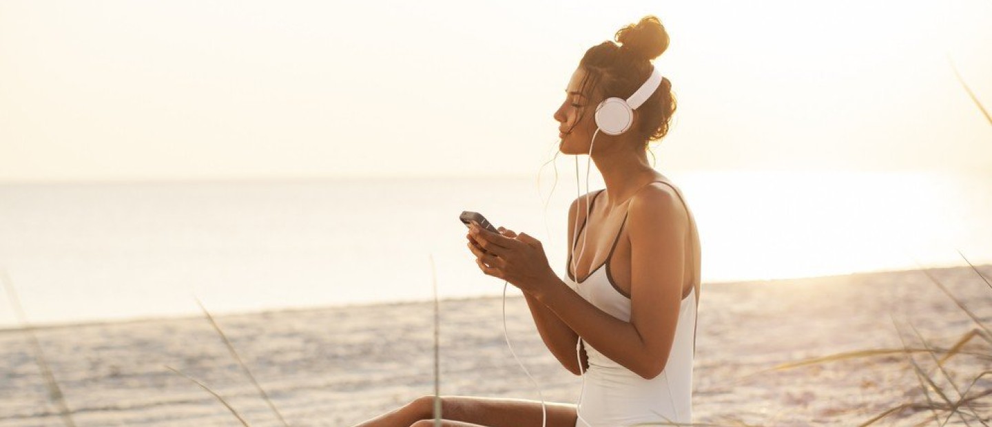 Τα fashion podcasts που αξίζουν μια θέση στην καλοκαιρινή σας playlist