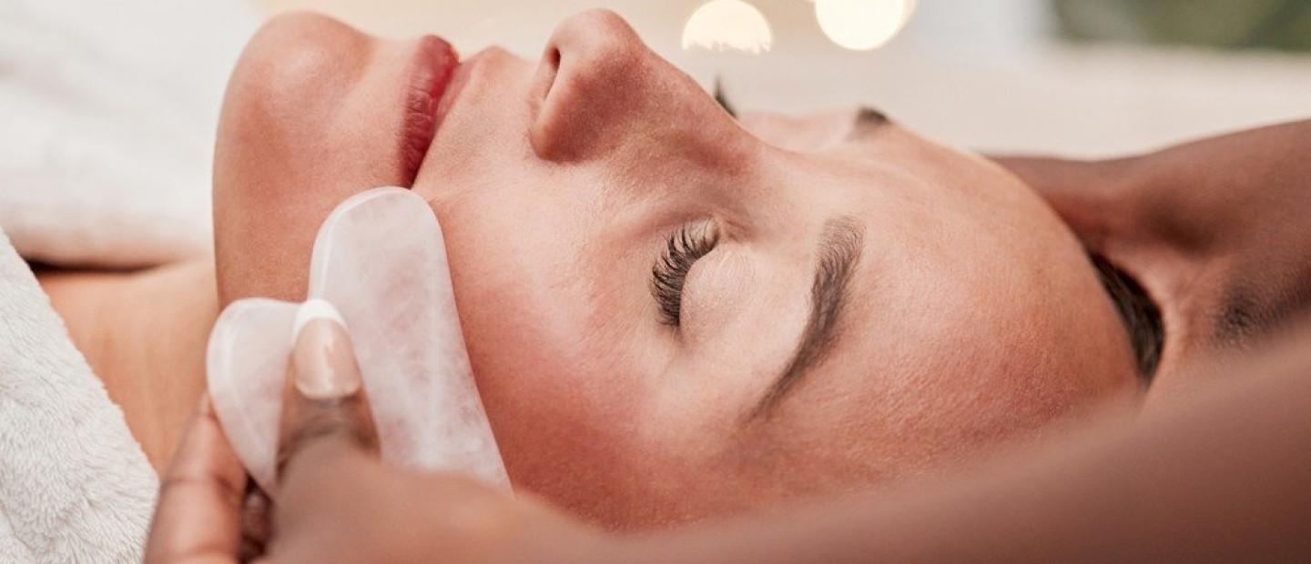 Ασκήσεις προσώπου για αντιγήρανση: Οι 4 μέθοδοι που αξίζει να δοκιμάσετε 