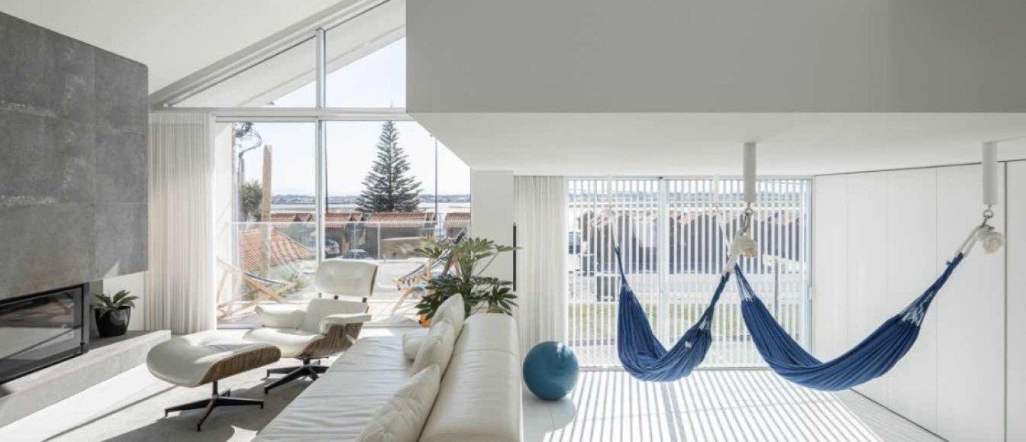 Μια ολόλευκη, λουσμένη στο φως κατοικία στην Πορτογαλία που μοιάζει ιδανική για να ζει κανείς