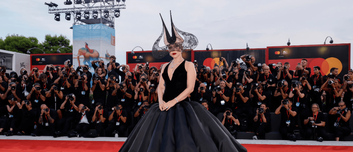 Venice Film Festival: Η Lady Gaga εντυπωσίασε στο κόκκινο χαλί με τη Dior δημιουργία της