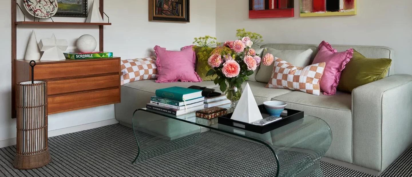 Μέσα σ' ένα κομψό διαμέρισμα στο νότιο Λονδίνο που συνδυάζει εκπληκτικά το κλασικό με το μοντέρνο design