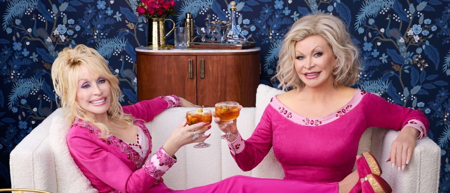 Η Dolly Parton απαντά στα μηνύματα των θαυμαστών της με την αδερφή της, Rachel Parton George