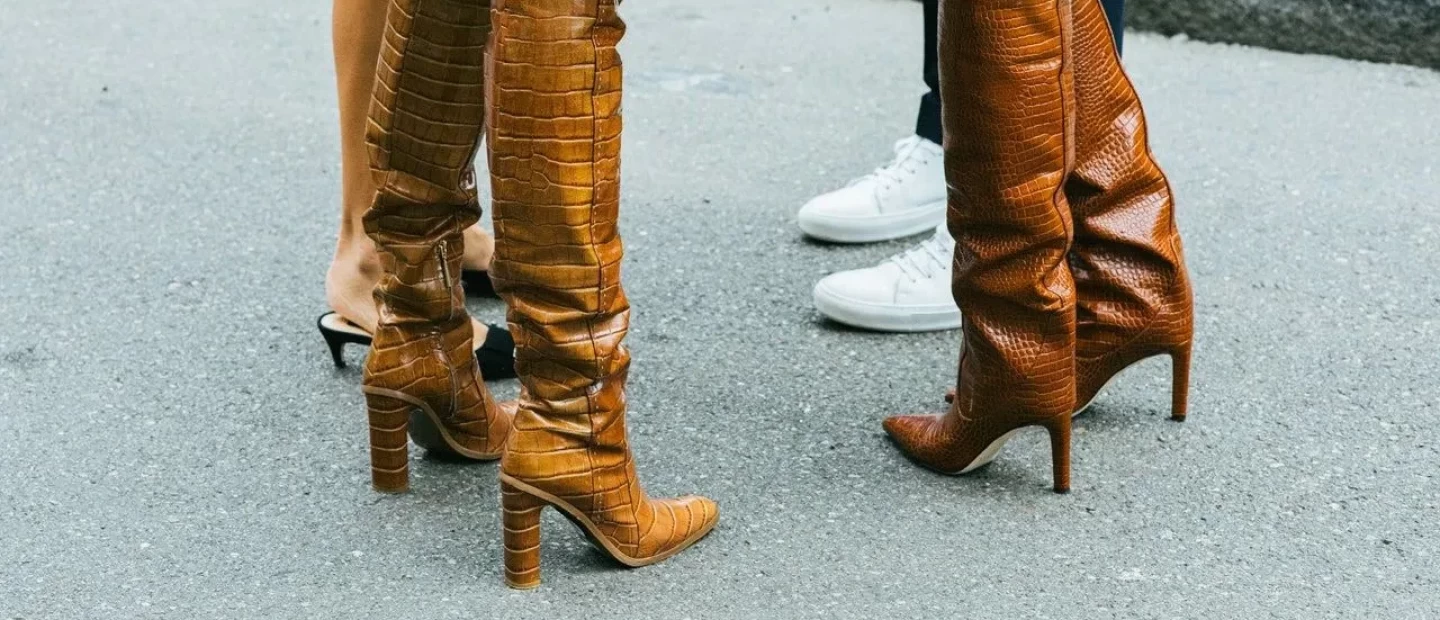 Μυστικά για να εντάξετε στα σύνολά σας την street style τάση που κυριαρχεί στις Fashion Weeks 