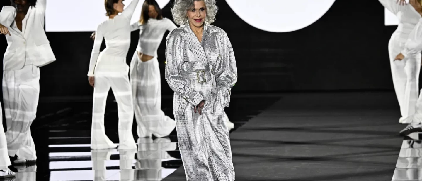 Paris Fashion Week Debut: Jane Fonda, Kendall Jenner και Eva Longoria στην πασαρέλα της L'Oreal