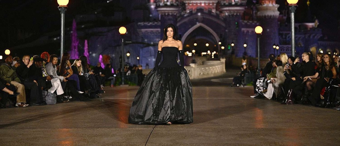 Coperni went to Disneyland: Η Kylie Jenner έκλεισε το φαντασμαγορικό show για την SS25 collection