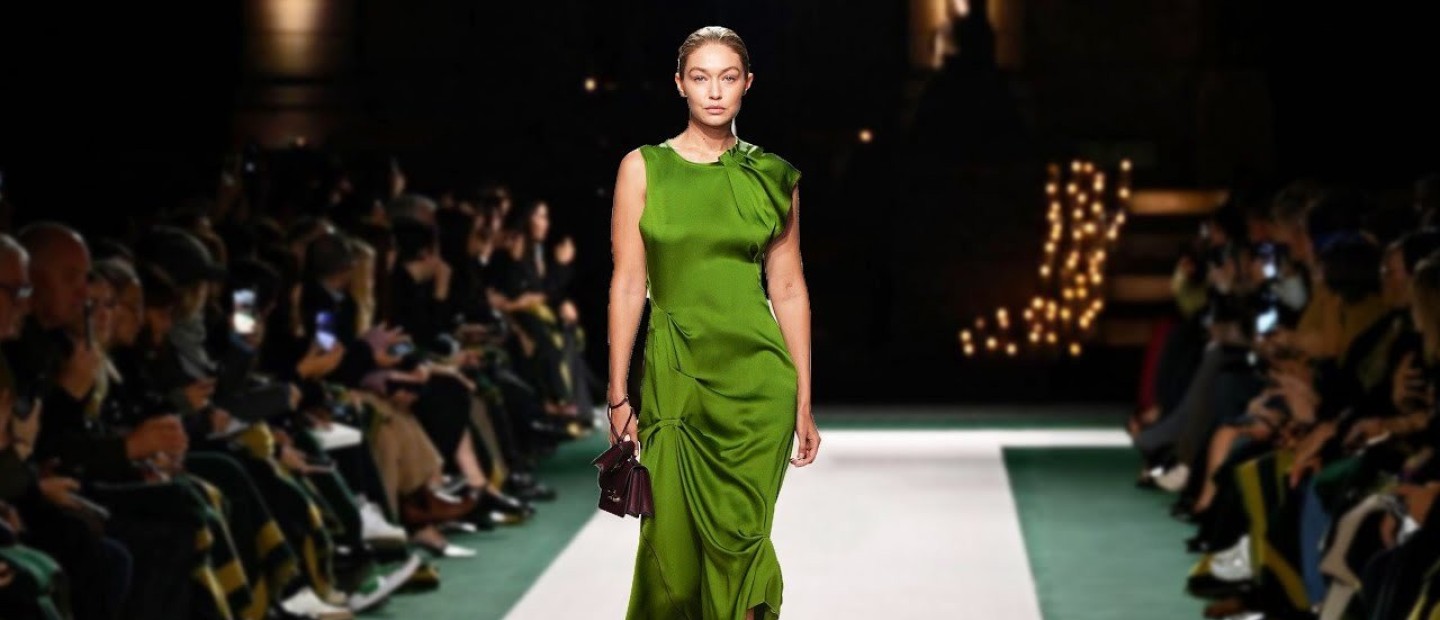 PFW: H Victoria Beckham ξεπέρασε για ακόμα μια φορά τα όρια της και εντυπωσίασε στο Παρίσι