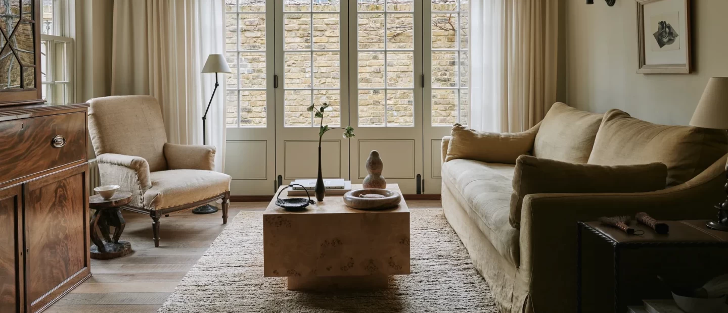 Ένα πρώην αμαξοστάσιο στο Λονδίνο μετατράπηκε σε μια από τις πιο cozy κατοικίες που έχουμε θαυμάσει τελευταία