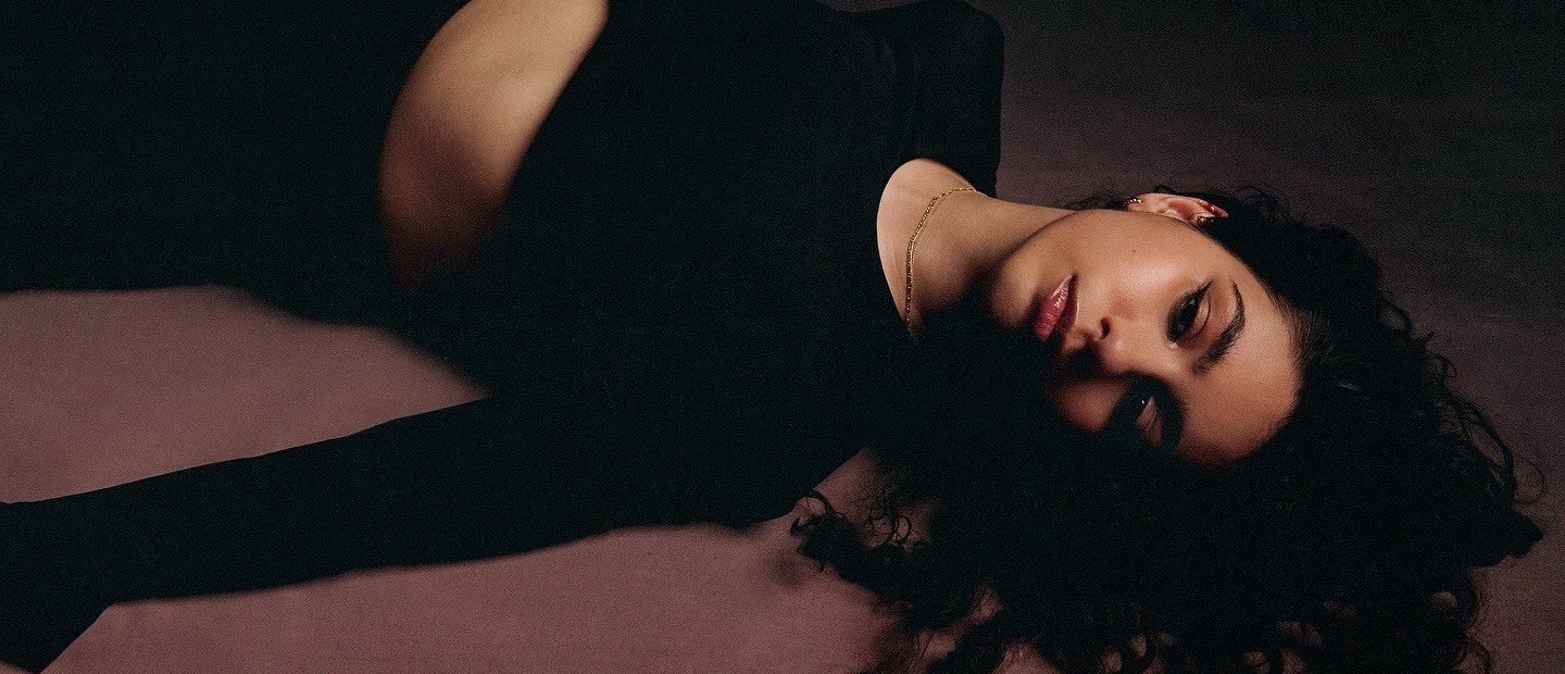 Alessia Cara: Η ανερχόμενη τραγουδίστρια μοιράζεται τη skincare ρουτίνα της, κάνοντας ASMR