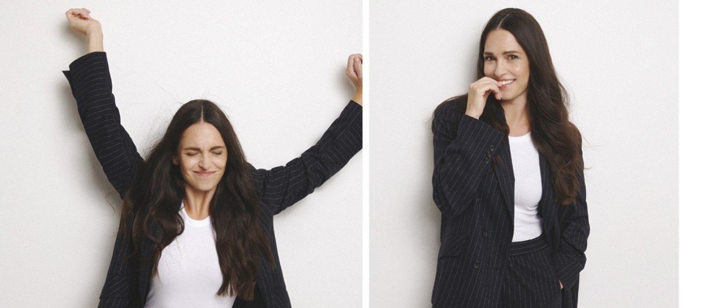 Μαγνητικά δυναμική επάνω στη σκηνή και ήσυχη εκτός, η Μαίρη Μηνά εναλλάσσει με μαεστρία τους πολλαπλούς ρόλους της ζωής της