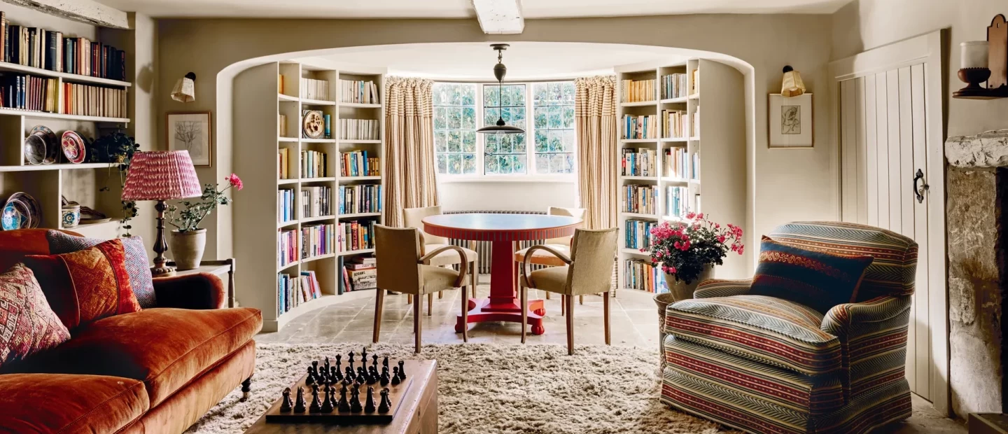 Ένα σπίτι του 17ου αιώνα στο Cotswold αποτελεί ωδή στη φθινοπωρινή ζεστασιά