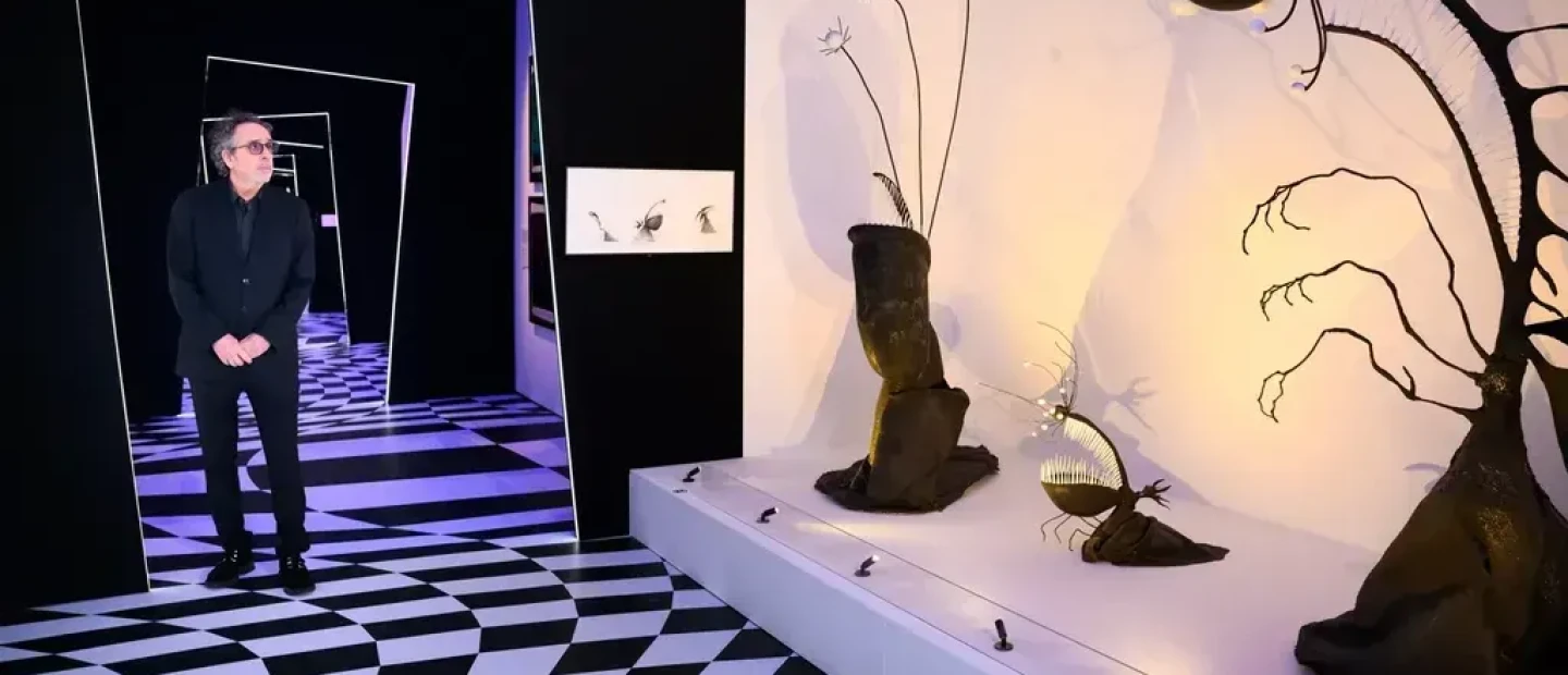 Στο καλλιτεχνικό σύμπαν του Tim Burton μέσα από τη νέα του έκθεση στο Design Museum του Λονδίνο