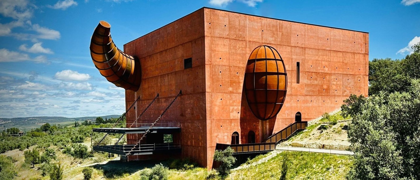 Ο Phillipe Starck σχεδίασε με σεβασμό στον τόπο, το ριζοσπαστικό μουσείο "LA Αlmazara" στην Ανδαλουσία 