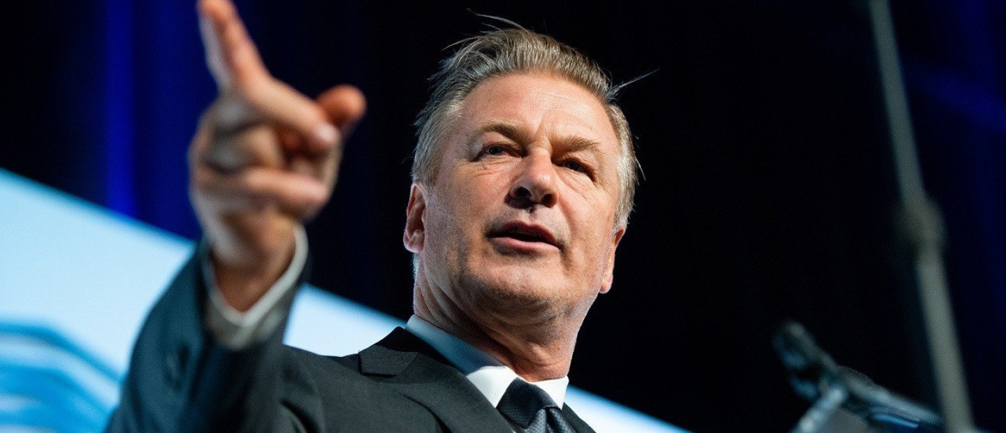 Alec Baldwin: Γιατί μία από τις πιο αμφιλεγόμενες προσωπικότητες του Hollywood μονοπωλεί ξανά το ενδιαφέρον;