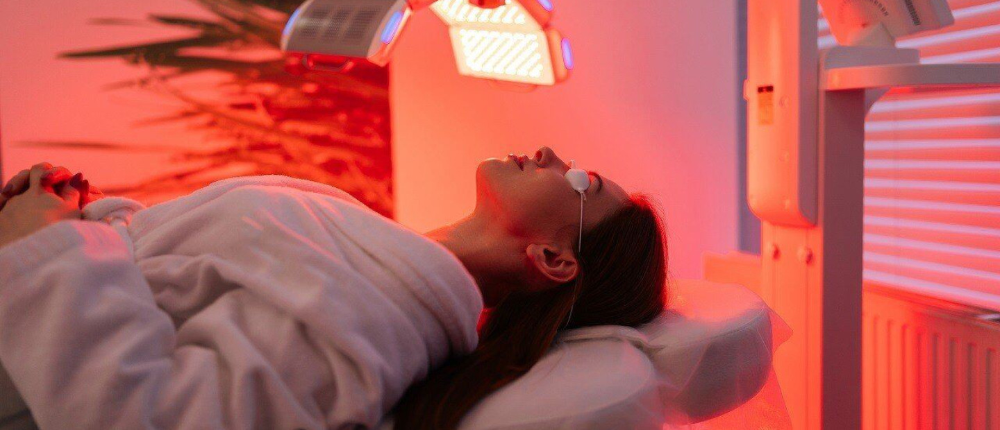 Red Light Therapy: Έχει πράγματι οφέλη για την επιδερμίδα η viral θεραπεία με κόκκινο φως;