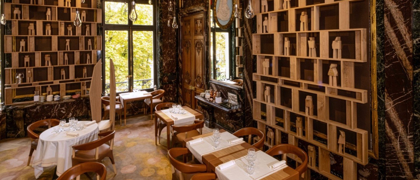 Δειπνήστε στο ιστορικό Maison Baccarat του Παρισιού, το οποίο επανασχεδιάστηκε από τον σεφ Alain Ducasse