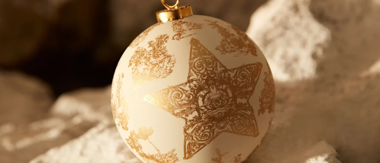 Τα στολίδια των εμβληματικών fashion houses που θα δώσουν μια νότα πολυτέλειας στο δέντρο σας