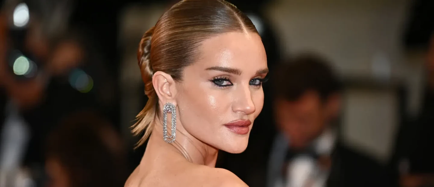 Δείτε τη Rosie Huntington-Whiteley να στολίζει το χριστουγεννιάτικο δέντρο της