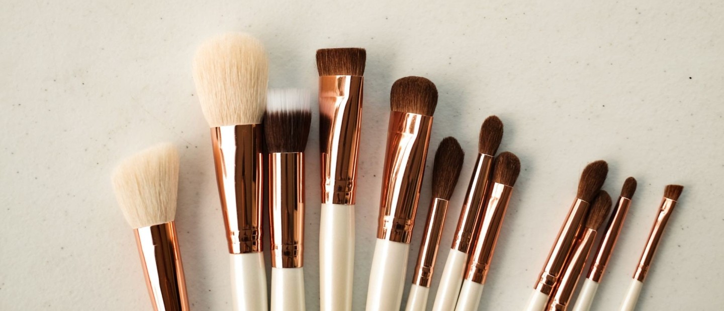 Πώς να καθαρίζετε τα makeup brushes σας & πόσο συχνά να το κάνετε