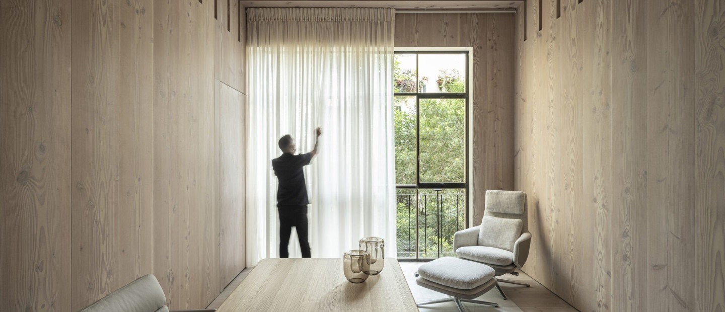 Ένα one bedroom σπίτι «ντύθηκε» εξ ολοκλήρου με ξύλο δίνοντας την αίσθηση ενός αστικού καταφυγίου