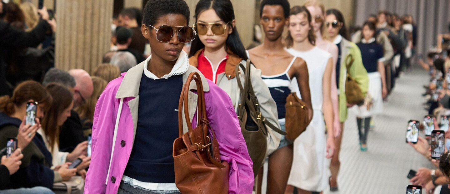 Αυτά είναι τα πιο δημοφιλή bag trends για το 2025 σύμφωνα με τις πασαρέλες