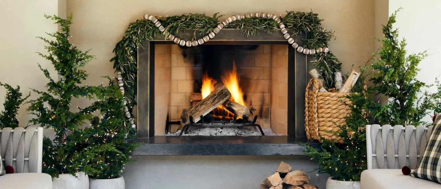 Πώς να διακοσμήσετε κομψά το σπίτι σας για τις γιορτές, ακόμη κι αν οι χώροι σας είναι μικροί