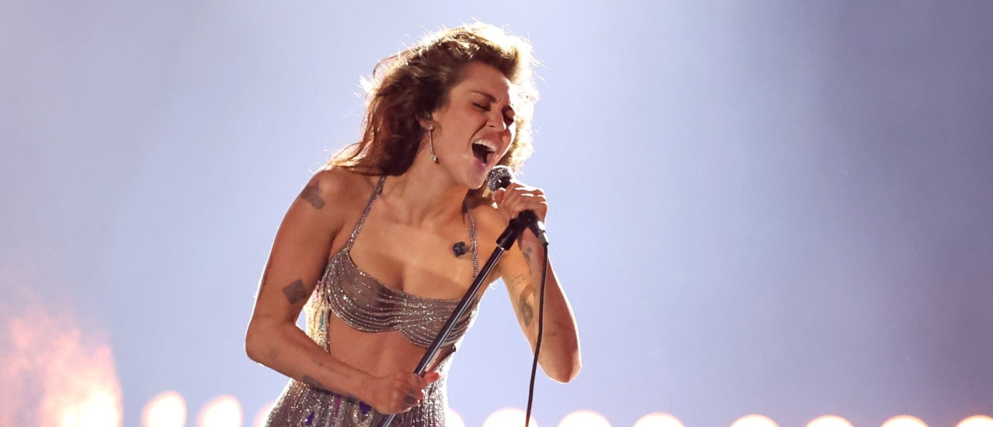 Η Miley Cyrus αναλύει τι είναι αυτό που συνθέτει το προσωπικό στιλ μιας pop star