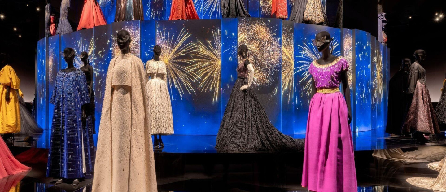 Πώς δημιουργήθηκε η έκθεση 'Christian Dior: Designer of Dreams' στo Εθνικό Μουσείο της Σαουδικής Αραβίας