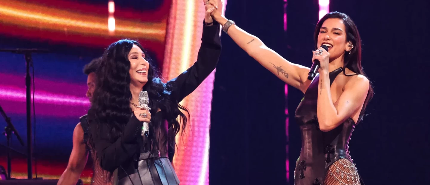 Cher & Dua Lipa: Οι δυο τους ερμηνεύουν το iconic 'Believe'