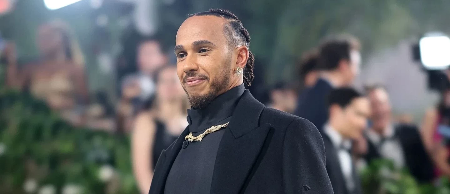 Τα πιο iconic outfits του Lewis Hamilton 