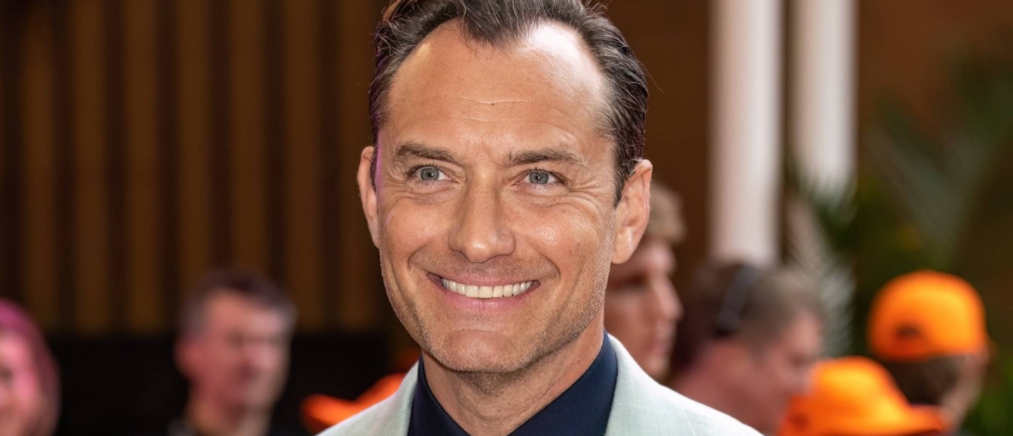 Jude Law: Μας δείχνει γιατί είναι το απόλυτο αρσενικό που λατρεύουν όλες οι γυναίκες 