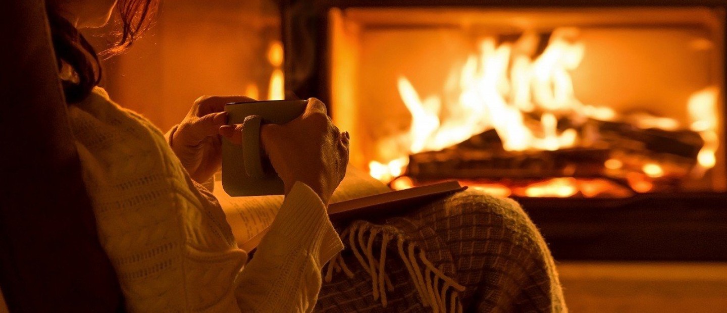 4+1 βιβλία για να διαβάσετε μπροστά από το τζάκι
