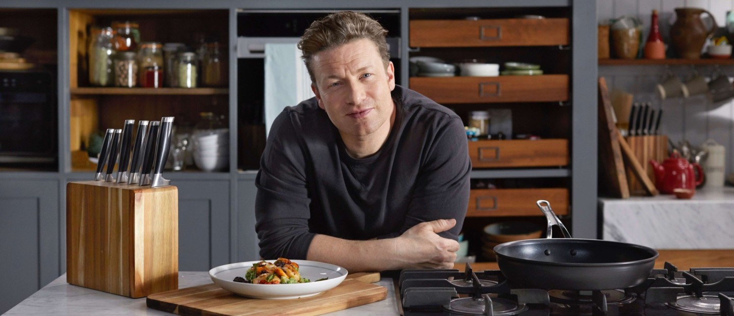 O Jamie Oliver παρουσιάζει δέκα κορυφαίες συνταγές για το 2025