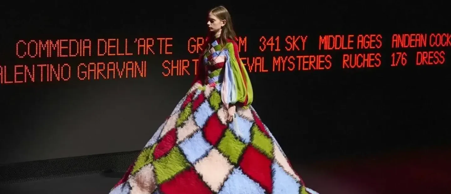 Το ντεμπούτο του Alessandro Michele στην Υψηλή Ραπτική για τον Valentino αποδεικνύει ότι είναι κάτι παραπάνω από δημιουργός μόδας 