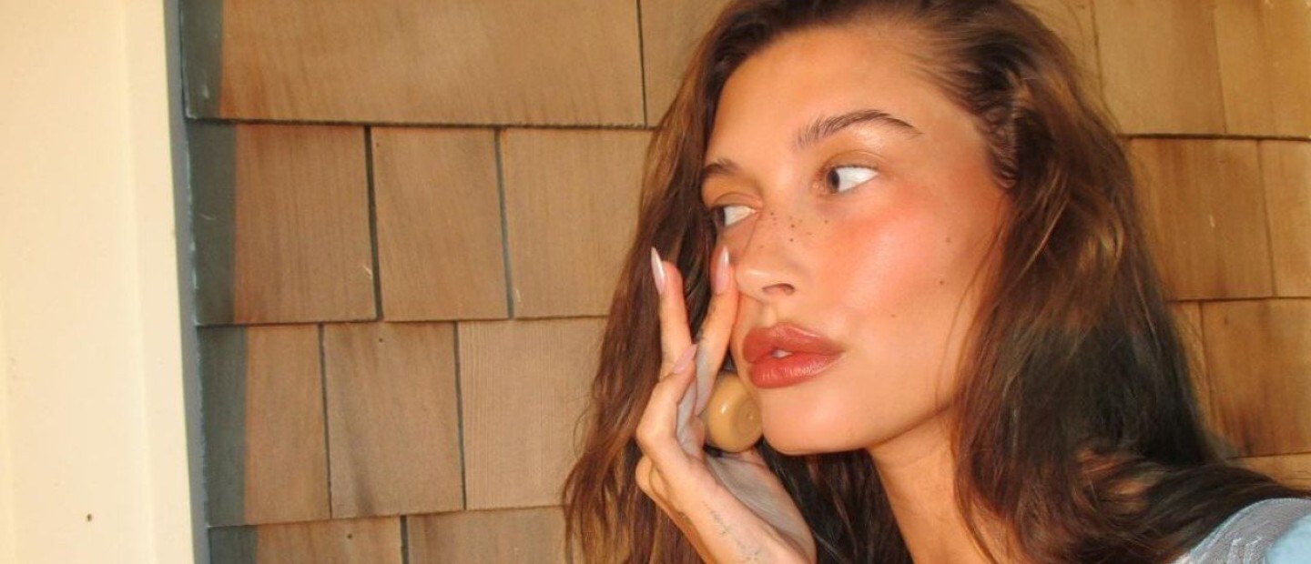 She knows the big secret: Πώς ό,τι νέο λανσάρει η Hailey Bieber γίνεται αμέσως viral;