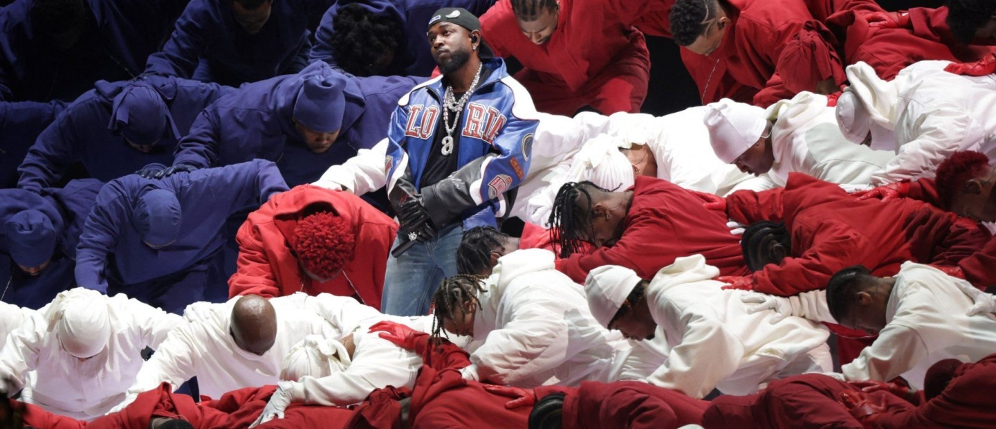 Οι στιγμές που ξεχώρισαν στο χθεσινό Super Bowl και τα έντονα πολιτικά μηνύματα 