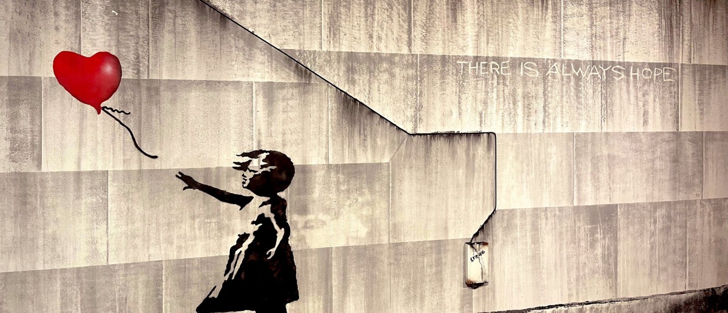 Bansky Museum Madrid: Ο νεός και μεγαλύτερος έως τώρα χώρος αφιερωμένος στον πιο μυστηριώδη καλλιτέχνη της εποχής μας