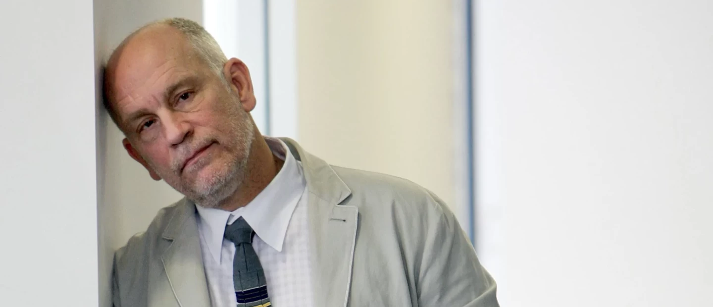 Ο John Malkovich απαντά στις επικρατέστερες ερωτήσεις για τον εαυτό του
