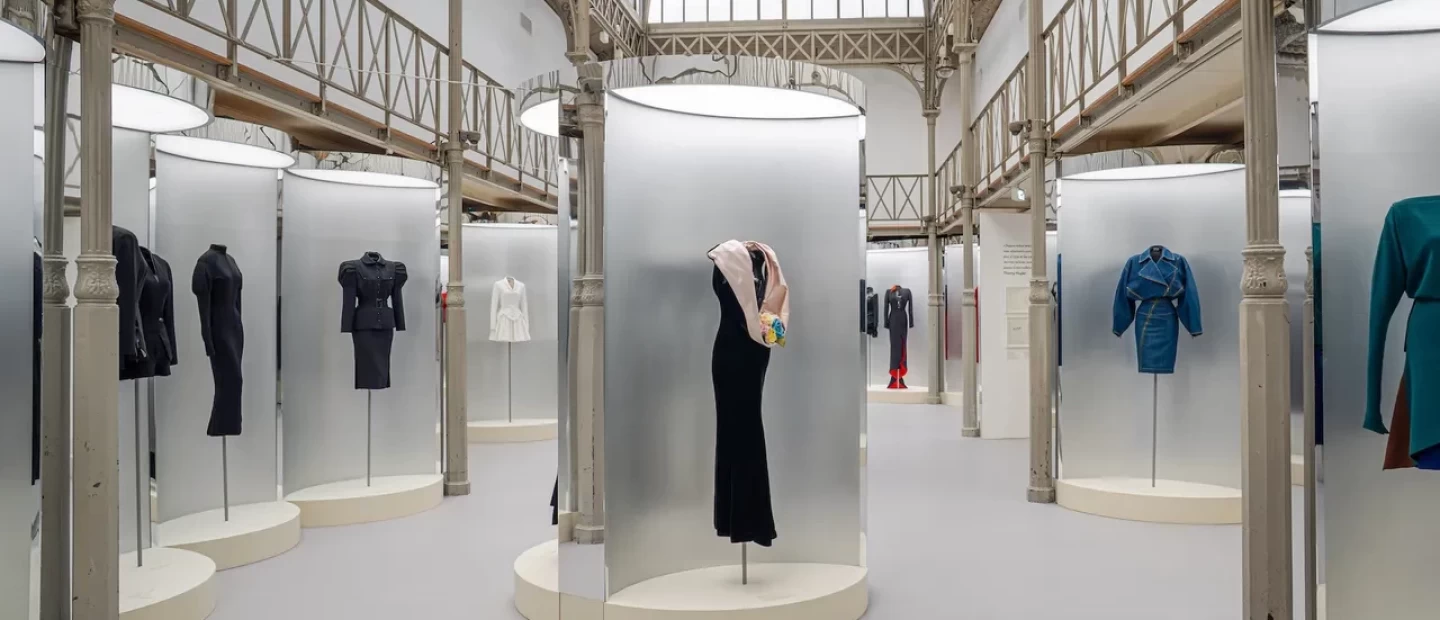 Azzedine Alaïa - Thierry Mugler: Η νέα έκθεση στο Παρίσι που θέτει στο επίκεντρο μια από τις πιο ισχυρές φιλίες στον χώρο της μόδας